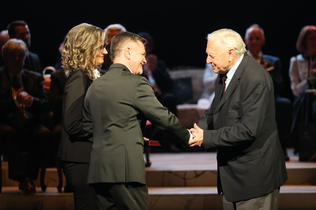 JK d�&shy;játadás.jpg